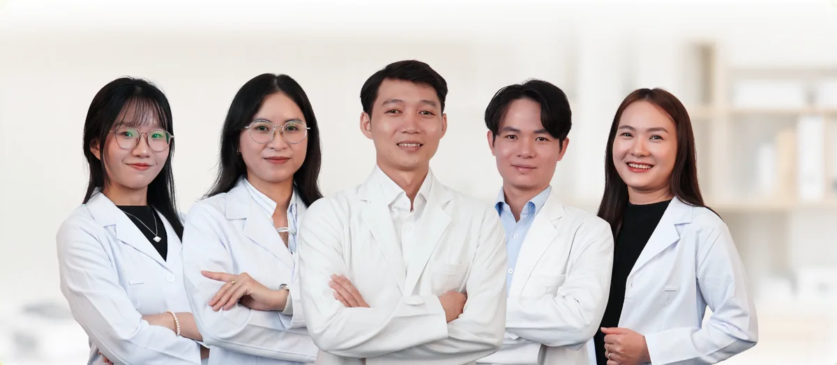 Đội ngũ bác sĩ và chuyên gia dinh dưỡng của HINU trong trang phục áo blouse trắng.